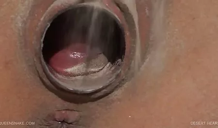性感的金发女郎在性爱摇摆中被一只大胖子捣烂