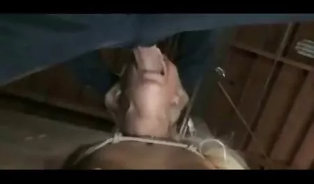 Chesty blondie Keisha Gray啜饮一个大鸡巴
